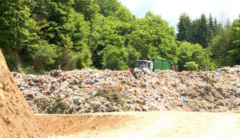 Divlja deponija u Dragasevcu kod Vlasenice: Problemi sa otpadom i nedostatak rešenja