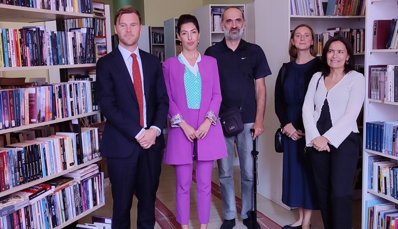 Zamjenik britanskog ambasadora posjetio Narodnu biblioteku u Srebrenici