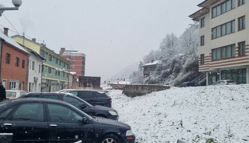 Snijeg usporio saobraćaj u Srebrenici