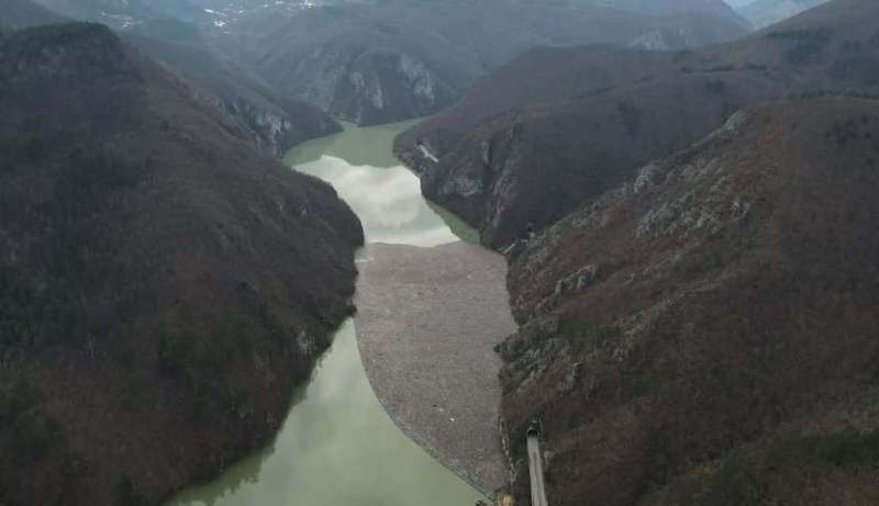 Plutajući otpad ponovo zatrpao Drinu u Višegradu