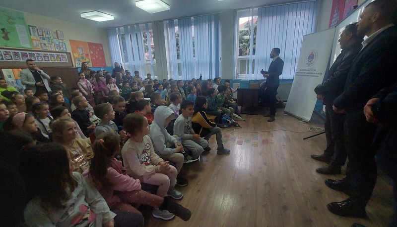 Osnovci u Bratuncu učili o bezbednosti u saobraćaju