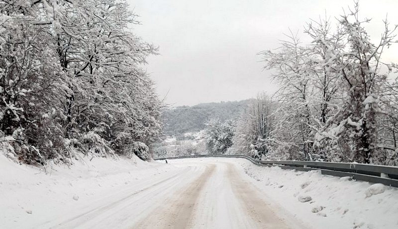 Snijeg usporio saobraćaj