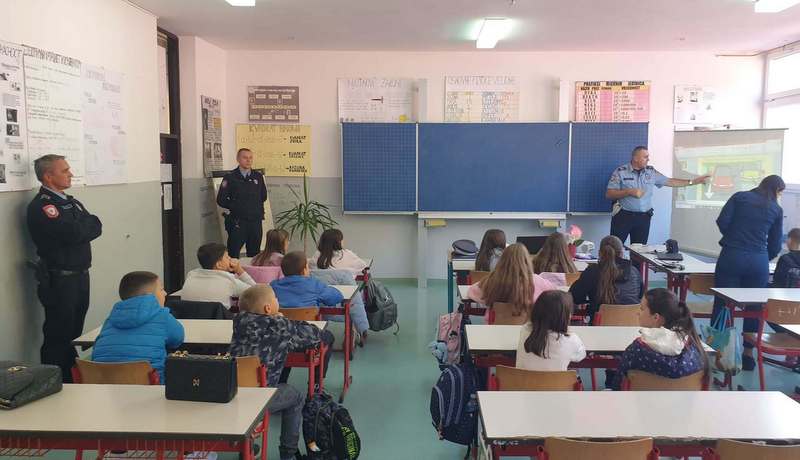 Policija u Srebrenici edukuje učenike o bezbjednosti u saobraćaju